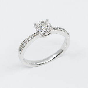 Anello Invisible pavé white - Gioielleria Casavola di Noci - gioiello in oro bianco 18 carati con diamanti - idee regalo compleanno 18 anni ragazza