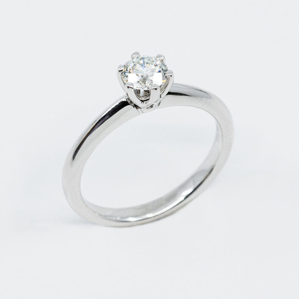 Anello solitario Essence White con diamante Certificato - Gioielleria Casavola di Noci - idee regalo per proposta di matrimonio - in oro bianco 18 carati