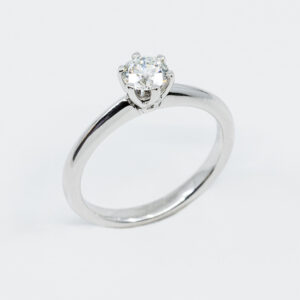 Anello solitario 6 griffe con diamante Certificato - Gioielleria Casavola di Noci - idee regalo per proposta di matrimonio - in oro bianco 18 carati