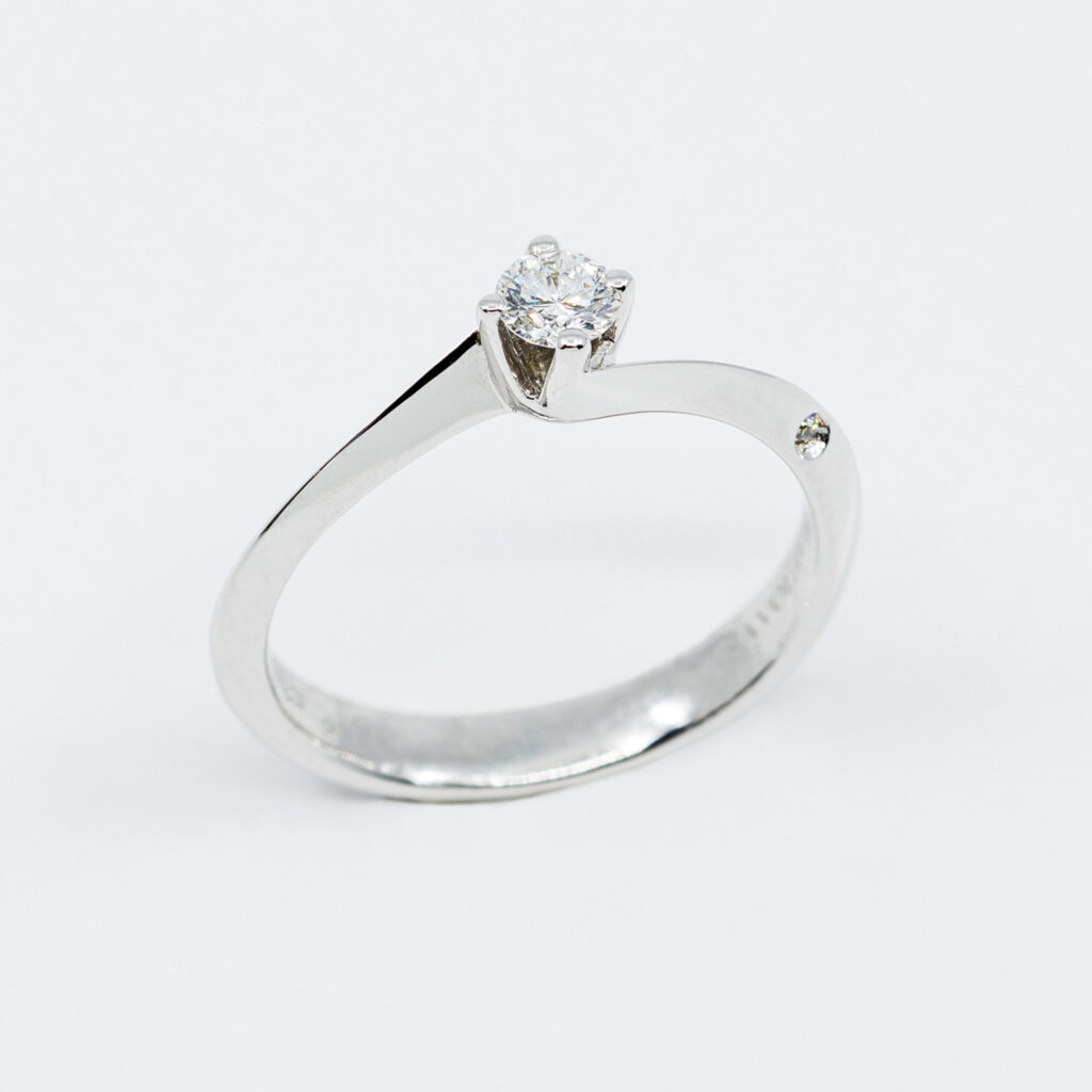 Anello solitario Amore diamantino laterale - Gioielleria Casavola di Noci - in oro bianco 18 carati - idee regalo per proposta di matrimonio
