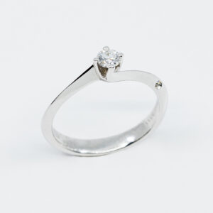 Anello solitario Amore diamantino laterale - Gioielleria Casavola di Noci - in oro bianco 18 carati - idee regalo per proposta di matrimonio