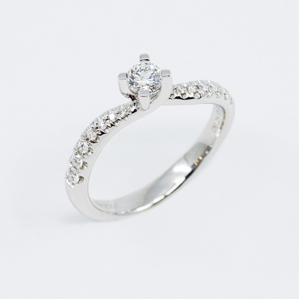 Anello solitario Feelings pavé - Gioielleria Casavola di Noci - in oro bianco 18 carati con diamante - idee regalo per proposta di matrimonio