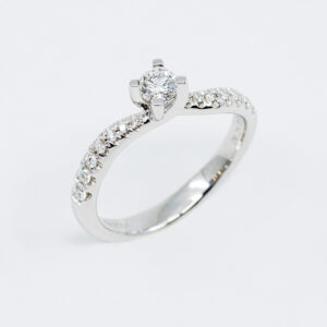 Anello solitario Feelings pavé - Gioielleria Casavola di Noci - in oro bianco 18 carati con diamante - idee regalo per proposta di matrimonio