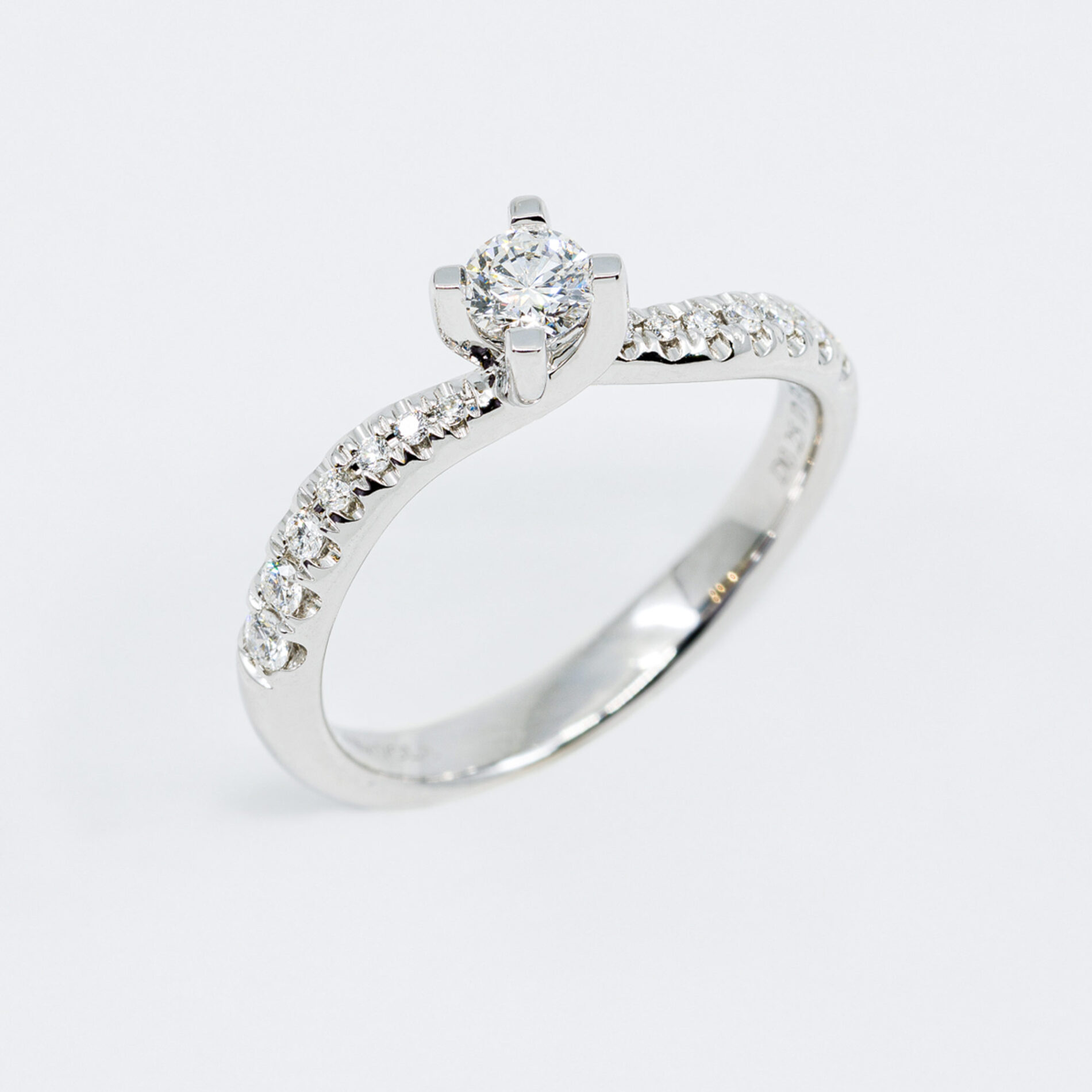 Anello solitario Feelings pavé - Gioielleria Casavola di Noci - in oro bianco 18 carati con diamante - idee regalo per proposta di matrimonio