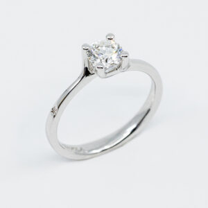 Anello solitario con brillante - Gioielleria Casavola di Noci - in oro bianco 18 carati con diamante - idee regalo per proposta di matrimonio