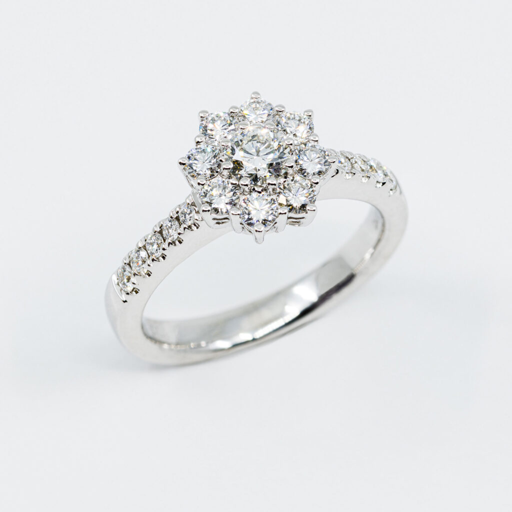Anello solitario Royal White - Gioielleria Casavola di Noci - in oro bianco 18 carati con diamanti - idee regalo per proposta di matrimonio