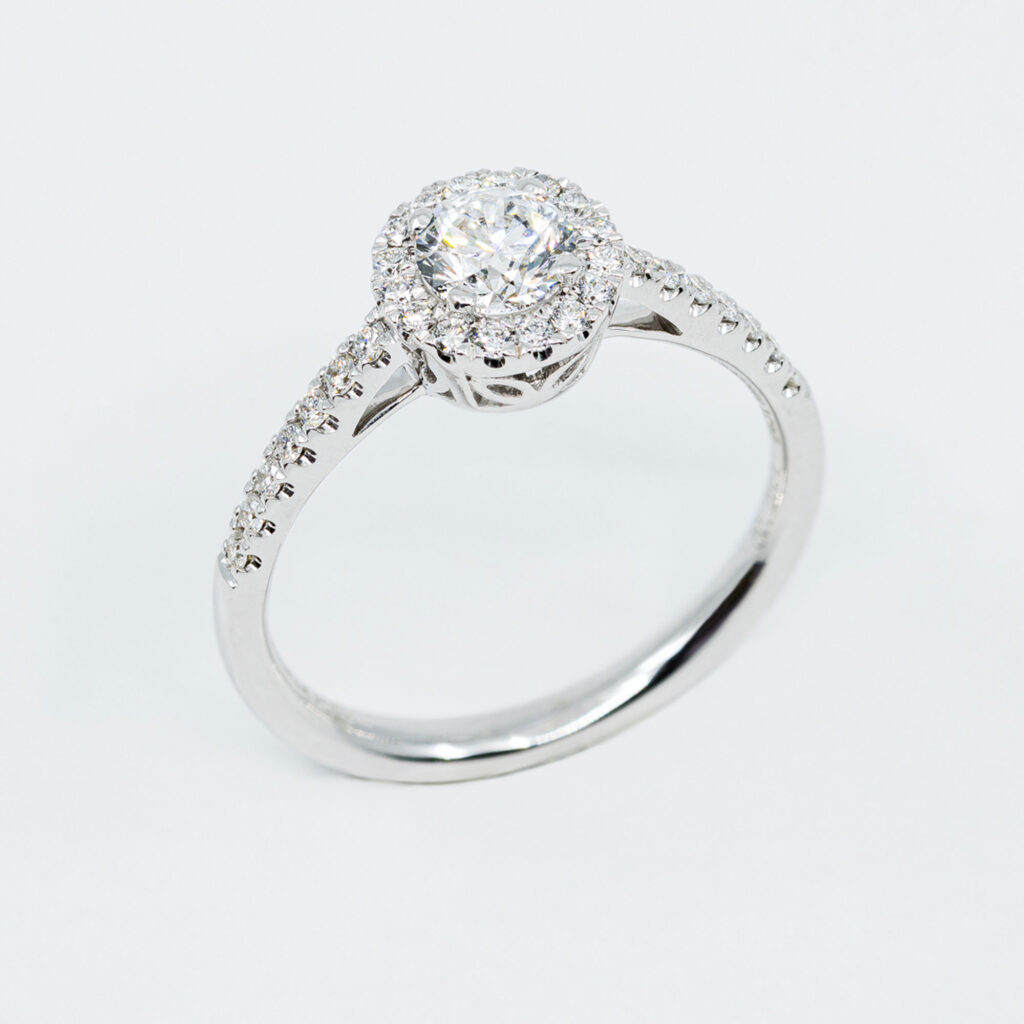 Anello solitario tondo pavé - Gioielleria Casavola di Noci - in oro bianco 18 carati con diamante - idee regalo per proposta di matrimonio