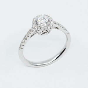 Anello solitario tondo pavé - Gioielleria Casavola di Noci - in oro bianco 18 carati con diamante - idee regalo per proposta di matrimonio