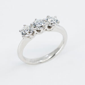 Anello trilogy diamanti white - idea regalo per proposta di matrimonio - Gioielleria Casavola di Noci - in oro bianco 18 carati