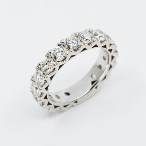 Girodito diamanti Infinity white - Gioielleria Casavola di Noci - anello in oro bianco 18 carati - idee regalo donna manager