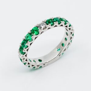 Girodito smeraldi Infinity white - Gioielleria Casavola di Noci - in oro bianco 18 carati con diamanti - idee regalo per una neo mamma