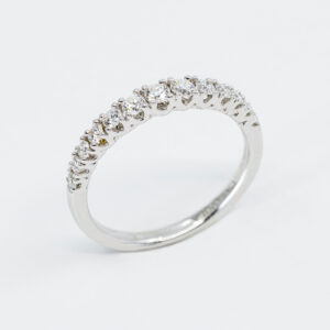 Veretta degradé 13 diamanti white - anello in oro bianco 18 carati - idee regalo per fidanzamento - Gioielleria Casavola di Noci