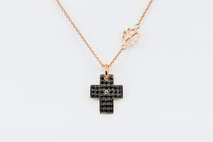 Collana croce diamanti neri Angelus Rosé - Gioielleria Casavola Noci - idea regalo battesimo - maschietto