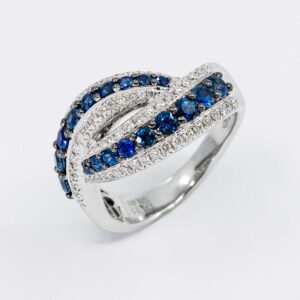 Anello fascione zaffiri diamanti Prestige - Gioielleria Casavola di Noci - gioiello in oro bianco 18 carati - idee regalo 60 anni mamma