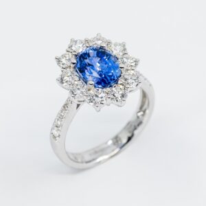 Anello zaffiro ovale con diamanti Prestige - Gioielleria Casavola di Noci - gioiello in oro bianco 18 carati con diamanti - idee regalo 50 anni moglie