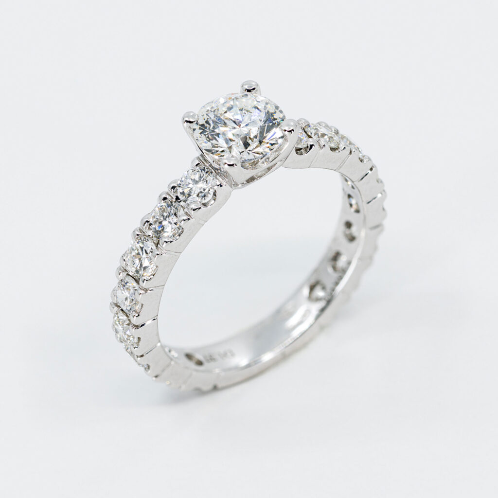 Anello solitario Infinity White - Gioielleria Casavola di Noci - in oro bianco 18 carati con girodito di diamanti - idee regalo per proposta di matrimonio
