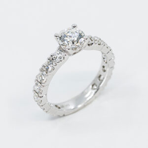 Anello solitario Infinity White - Gioielleria Casavola di Noci - in oro bianco 18 carati con girodito di diamanti - idee regalo per proposta di matrimonio