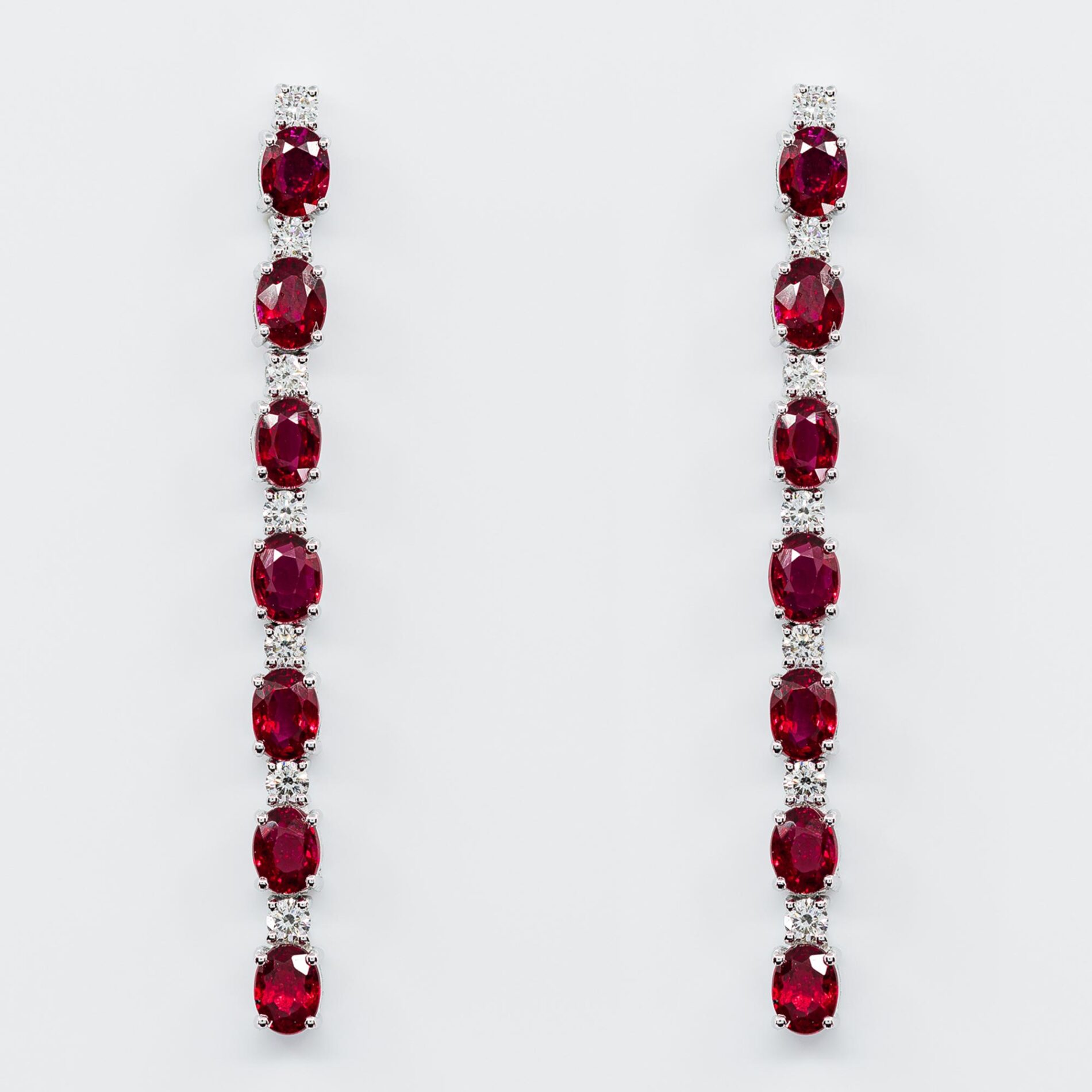 Orecchini lunghi rubini Prestige - Gioielleria Casavola di Noci - in oro bianco 18 carati - idee regalo per donna che ama il colore rosso