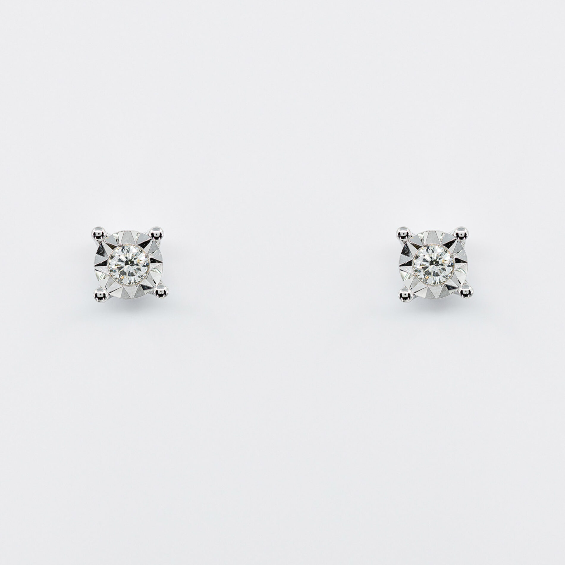 Orecchini punto luce diamante sfaccettato White - Gioielleria Casavola di Noci - gioiello in oro bianco 18 carati - idee regalo compleanno diciott’anni ragazza