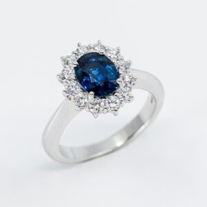 Anello rosetta zaffiro diamanti Prestige - Gioielleria Casavola di Noci - gioiello in oro bianco 18 carati - idee regalo compleanno 50 anni moglie