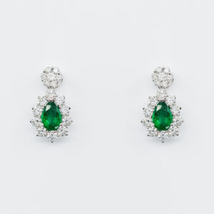 Orecchini pendente goccia smeraldi Prestige - Gioielleria Casavola di Noci - in oro bianco 18 ct con diamanti - idee regalo per donna che ama il colore verde