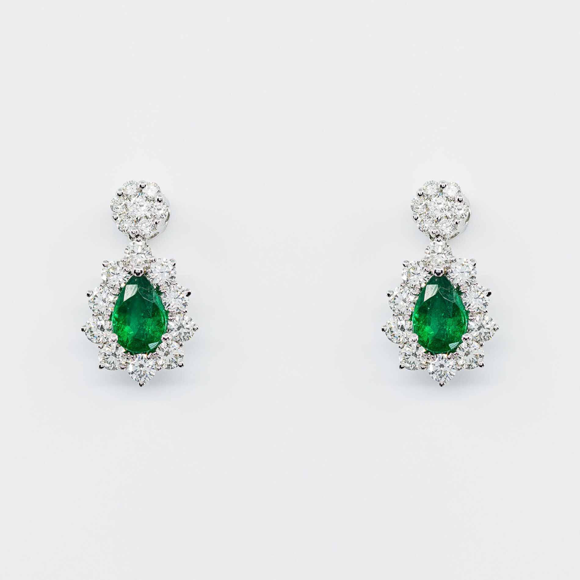 Orecchini pendente goccia smeraldi Prestige - Gioielleria Casavola di Noci - in oro bianco 18 ct con diamanti - idee regalo per donna che ama il colore verde