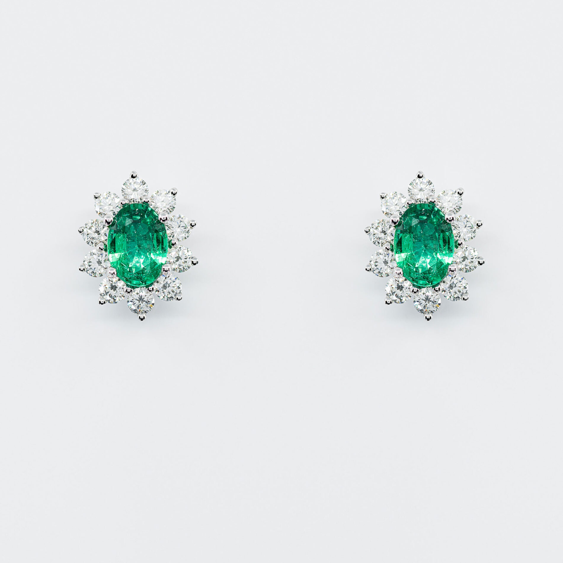 Orecchini smeraldo Sunflower Nature - Gioielleria Casavola di Noci - in oro bianco 18 ct con diamanti - idee regalo per donna che ama il colore verde