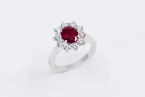Anello rubino ovale con diamanti Prestige - Gioielleria Casavola di Noci - idee regalo donne importante