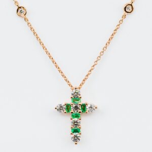 Collana Croce Fidelis Rose Smeraldi e Diamanti - Gioielleria Casavola di Noci - in oro rosa 18 carati - idee regalo cresima adulto