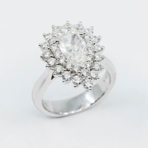 Anello solitario diamante goccia Prestige - Gioielleria Casavola di Noci - in oro bianco 18 carati - idee regalo per proposta di matrimonio