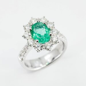 Anello smeraldo ovale con diamanti Prestige - Gioielleria Casavola di Noci - in oro bianco 18 carati - gioiello per una donna in carriera