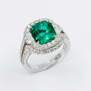 Anello smeraldo sunflower cut con diamanti Prestige - Gioielleria Casavola di Noci - in oro bianco 18 carati - gioiello per una donna in carriera