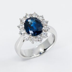 Anello zaffiro blu intenso Prestige - Gioielleria Casavola di Noci - gioiello in oro bianco 18 carati con diamanti - idee regalo compleanno 60 anni mamma