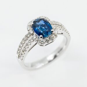 Anello zaffiro pavé Prestige - Gioielleria Casavola di Noci - gioiello in oro bianco 18 carati con diamanti - idee regalo per proposta di matrimonio originale - per lei