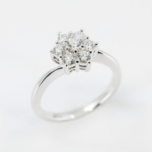 Anello Snowflake contrarié white - Gioielleria Casavola di Noci - gioiello in oro bianco 18 carati con diamanti- idee regalo compleanno 30 anni donna