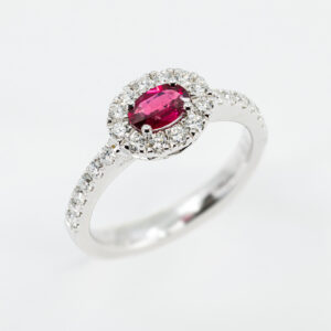 Anello rubino pavé Little Prestige - Gioielleria Casavola di Noci - in oro bianco 18 carati con diamanti - idea regalo per proposta di matrimonio originale