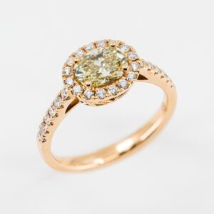 Anello solitario diamante giallo Pavé Prestige - Gioielleria Casavola di Noci - gioiello in oro rosa 18 carati - idea regalo per proposta di matrimonio originale