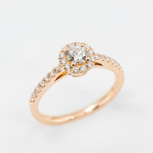 Anello solitario tondo rosé pavé - Gioielleria Casavola di Noci - in oro rosa 18 carati con diamanti - idee regalo per proposta di matrimonio