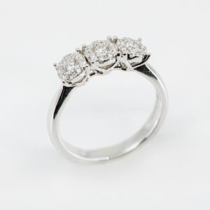 Anello trilogy Invisible white - Gioielleria Casavola di Noci - idea regalo per proposta di matrimonio - in oro bianco 18 carati con diamanti taglio brillantino