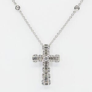 Collana Croce Fidelis Précieux white - Gioielleria Casavola di Noci - gioiello in oro bianco 18 ct con diamanti - idee regalo cresima adulto donna importante