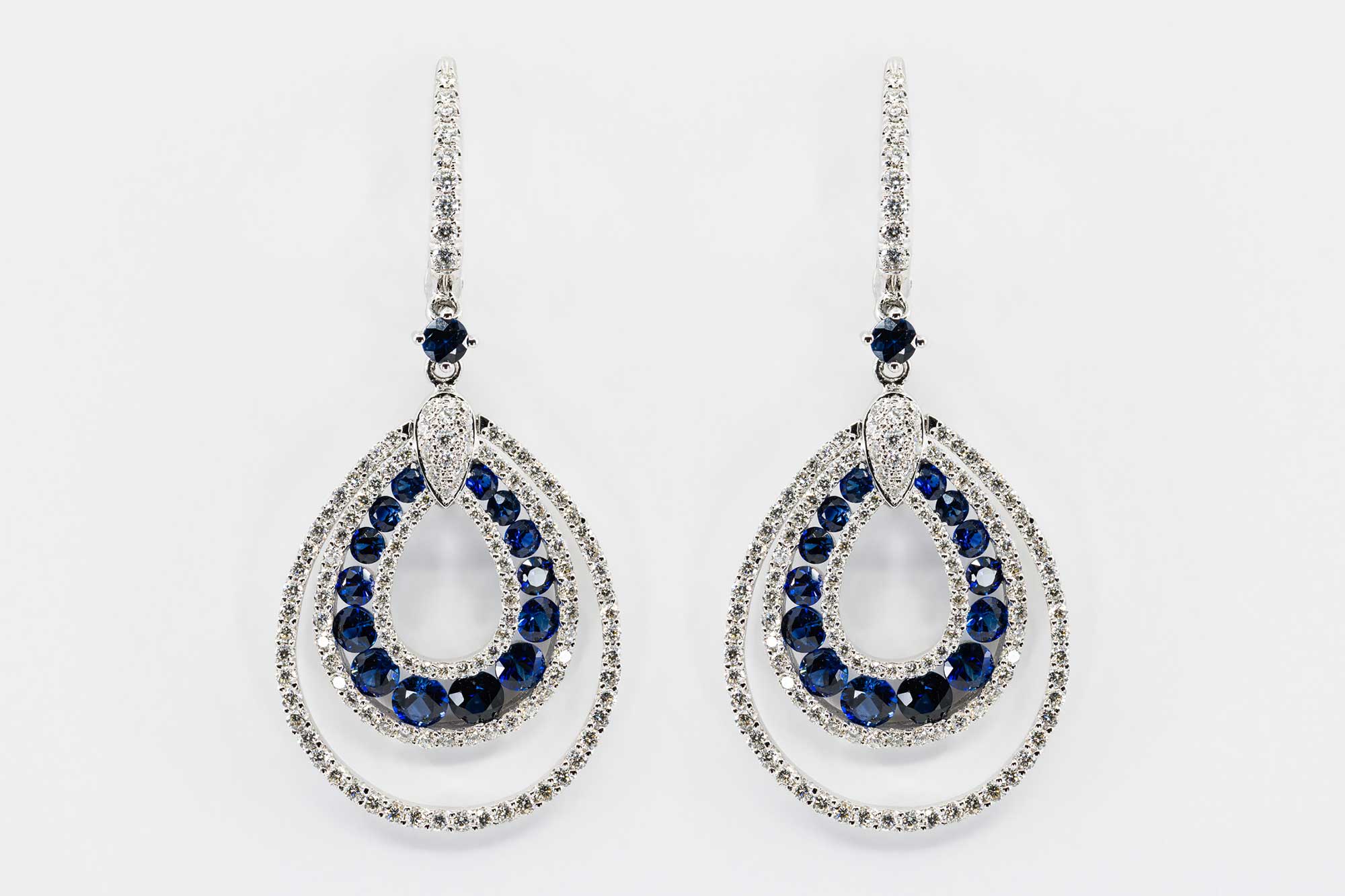 Orecchini Pendenti A Goccia In Oro Bianco Con Zirconi Blu, Verdi E Rossi, 3.5 Cm, Per Donna