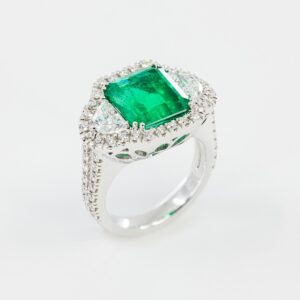 Anello smeraldo colombiano Prestige - Gioielleria Casavola di Noci - in oro bianco 18 carati - gioiello per una donna che ha tutto