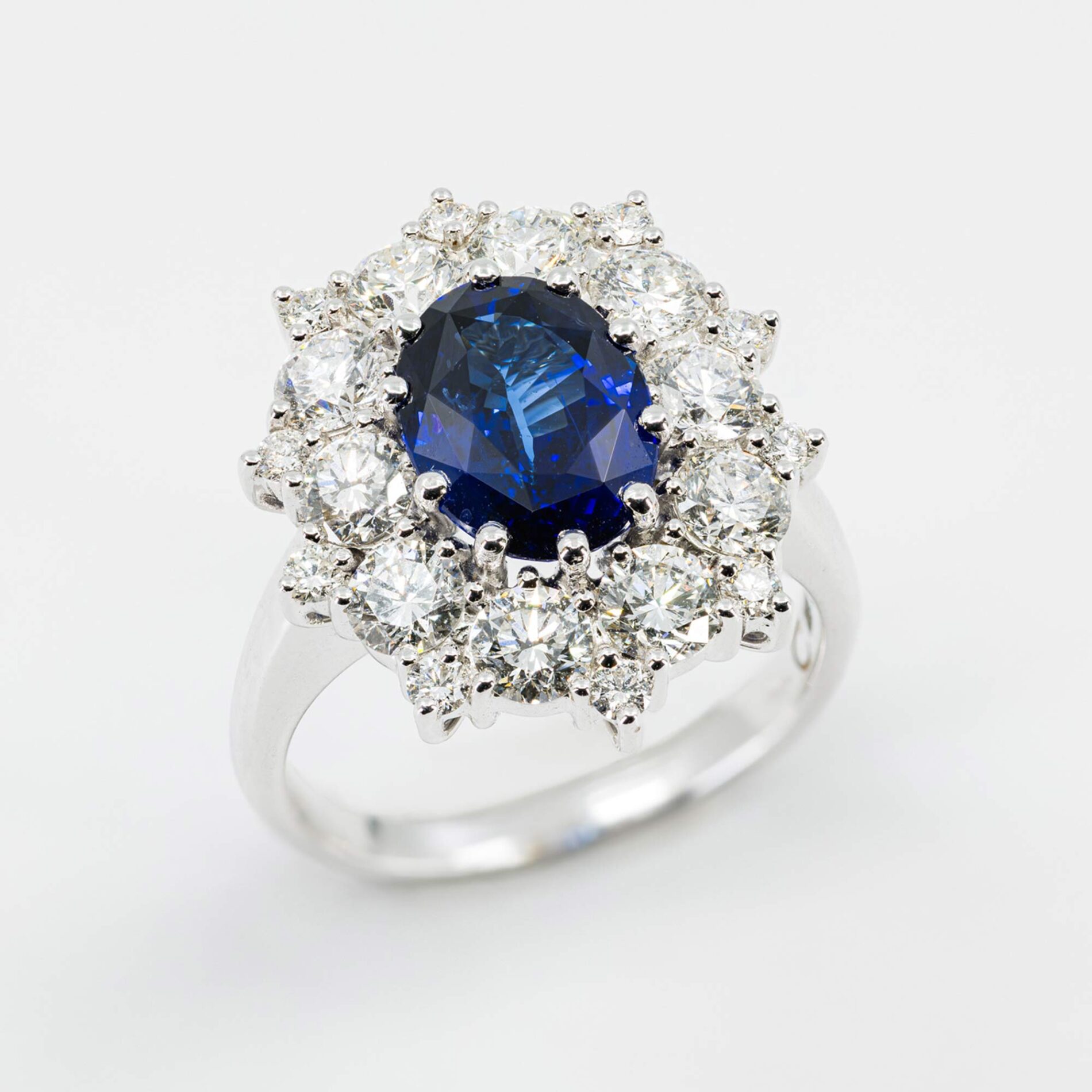 Anello rosetta flower zaffiro Prestige - Gioielleria Casavola di Noci - gioiello in oro bianco 18 carati con diamanti - idee regalo per donna che ama il luxury