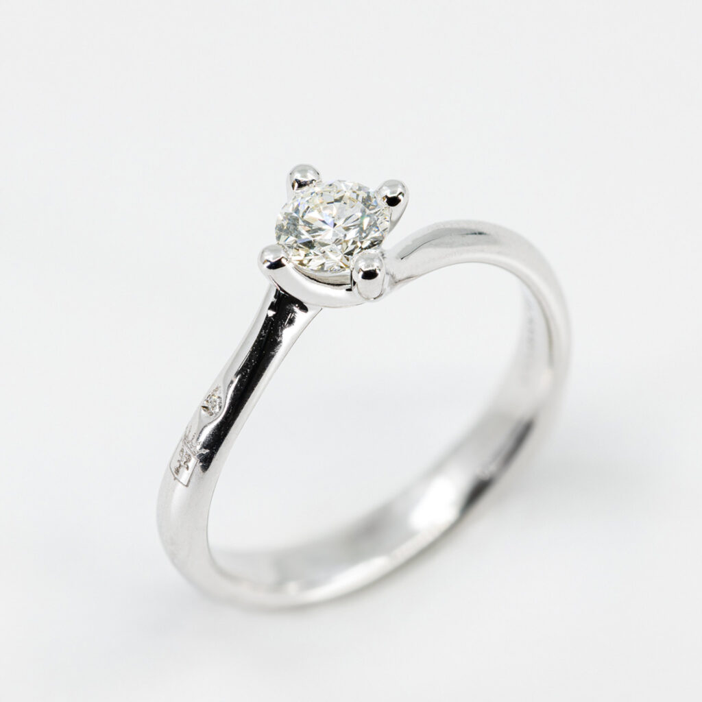 Anello solitario intrecciato - Gioielleria Casavola di Noci - in oro bianco 18 carati con diamante - idee regalo per proposta di matrimonio