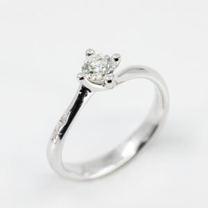 Anello solitario intrecciato - Gioielleria Casavola di Noci - in oro bianco 18 carati con diamante - idee regalo per proposta di matrimonio