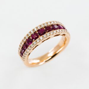 Anello a fascia rubini rosé Prestige - Gioielleria Casavola di Noci - in oro rosa 18 carati con diamanti - idea regalo compleanno 60 anni nonna