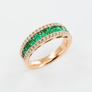 Anello a fascia smeraldi rosé Prestige - Gioielleria Casavola di Noci - in oro rosa 18 carati con diamanti - idee regalo compleanno 50 anni moglie