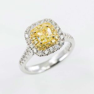 Anello double halo diamanti fancy Prestige - Gioielleria Casavola di Noci - gioiello in oro bianco 18 carati - idee regalo per una donna che ha già tutto