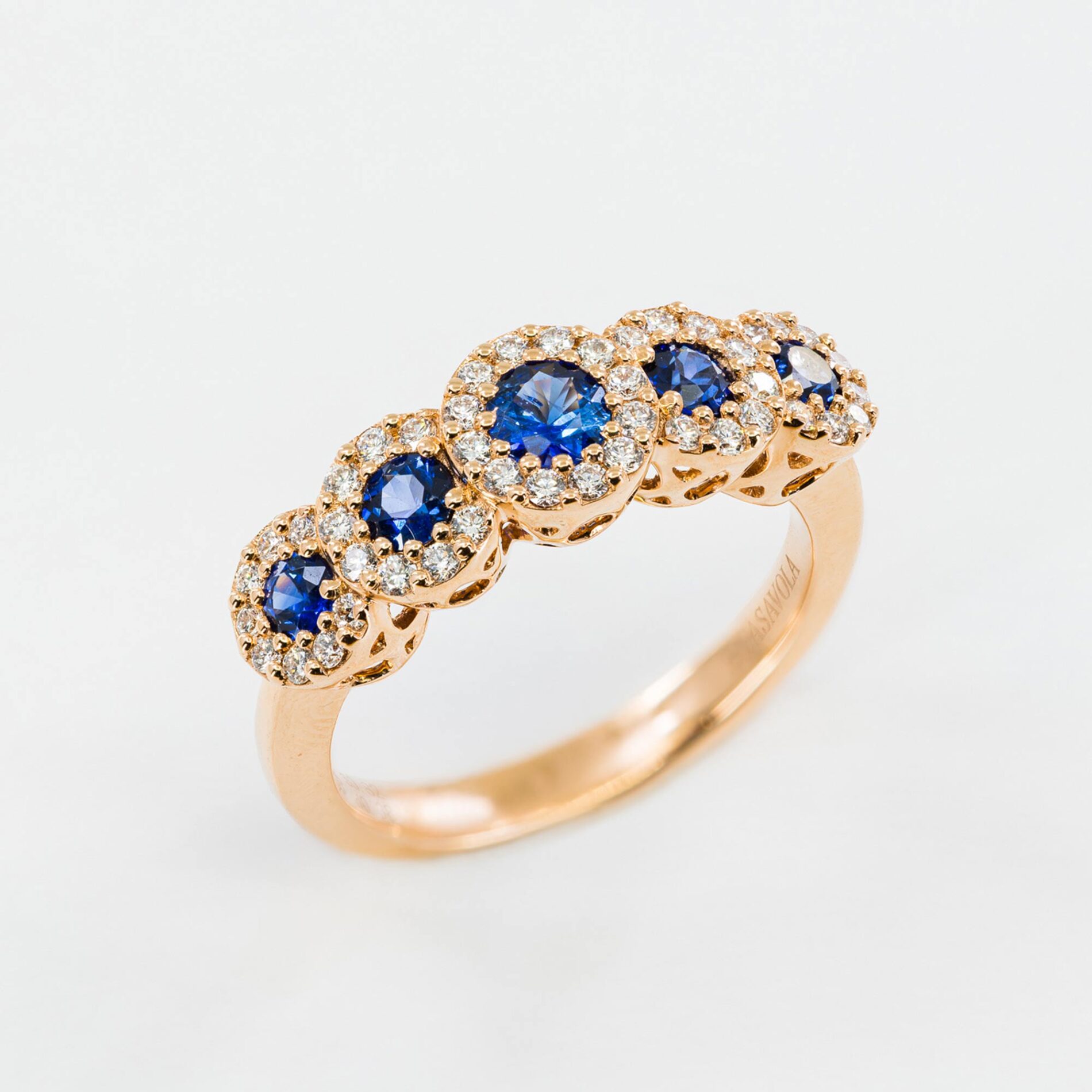 Veretta 5 zaffiri pavé rosé - Gioielleria Casavola di Noci - in oro rosa 18 carati - idee regalo per proposta di matrimonio originale e colorata