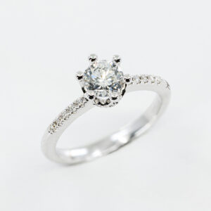 Anello solitario corona con diamanti - Gioielleria Casavola di Noci - in oro bianco 18 carati con diamante - idee regalo per proposta di matrimonio